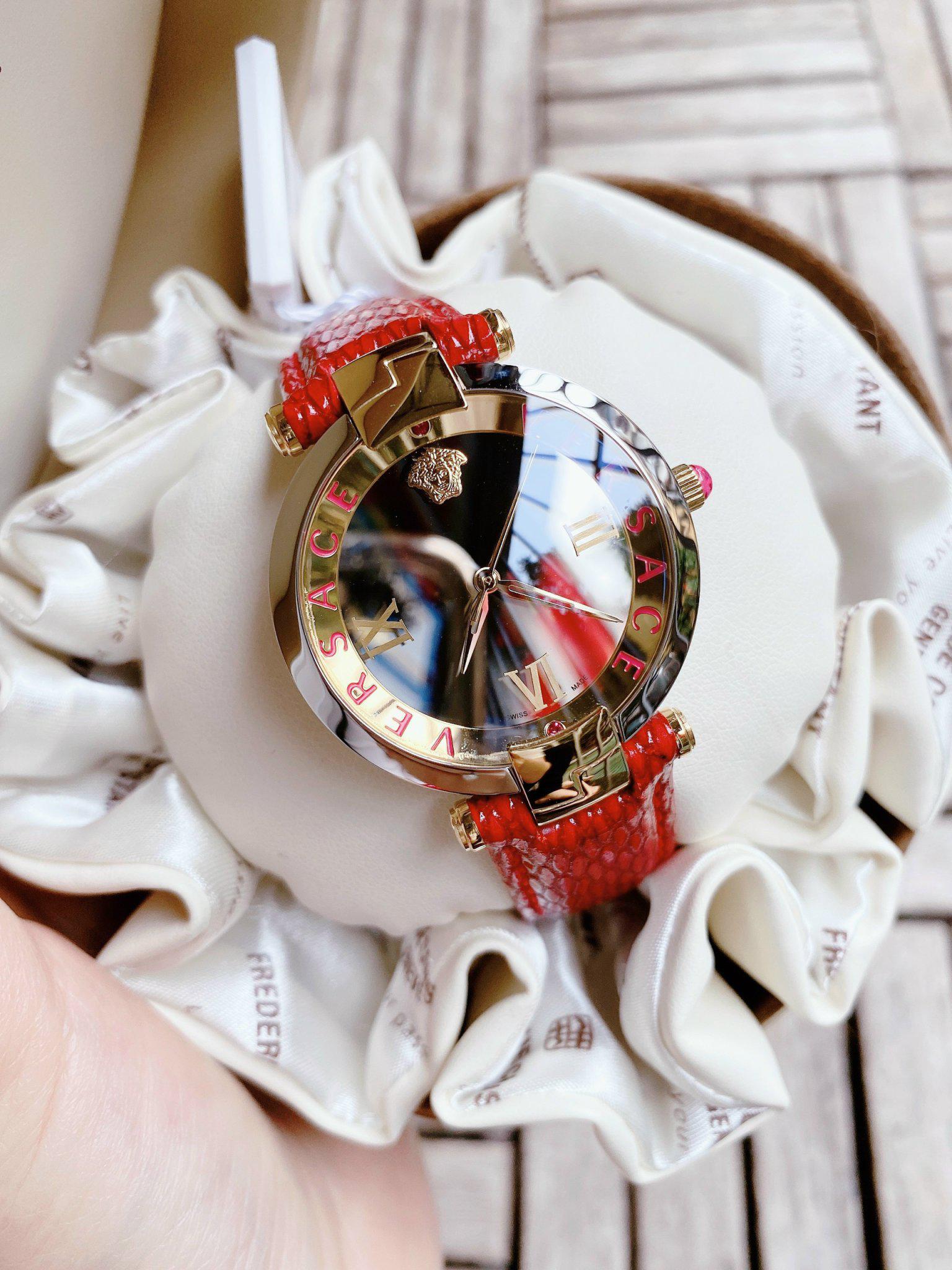 Đồng Hồ Nữ Versace Revive Red VAI220016